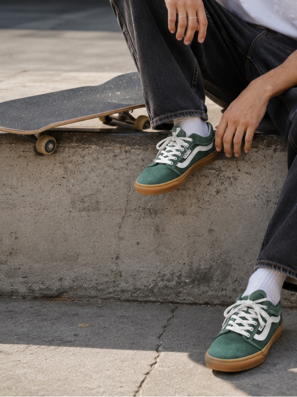 🔥🆕🔥Vans Old Skool Suede Skateboarding Sneaker in Green with White Stripe